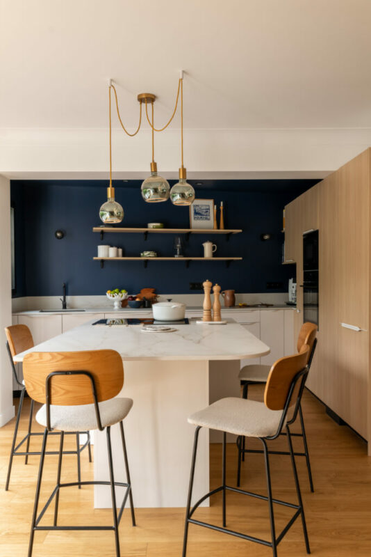 une cuisine bois et bleue, ouverte avec un ilot central 