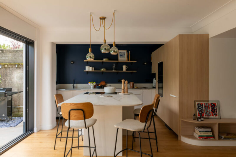 une cuisine bois et bleue, ouverte avec un ilot central 