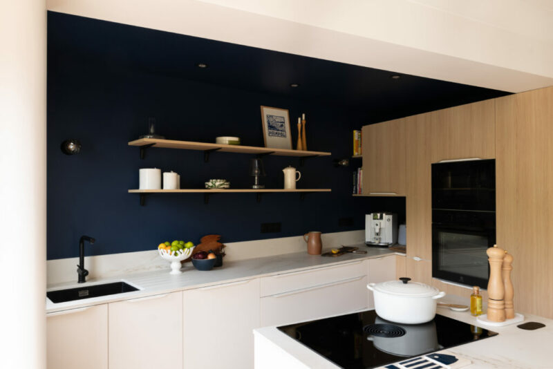 une cuisine bois et bleue, ouverte avec un ilot central  à nantes 