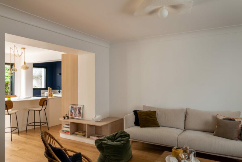 Séjour optimisé avec  une bibliothèque sur mesure et circulation millimétrée, rénovation d’appartement à Nantes, Stéphanie Durand architecte