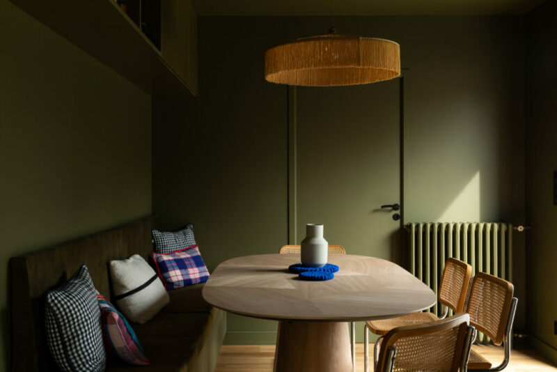 Séjour optimisé avec  une bibliothèque sur mesure et circulation millimétrée, rénovation d’appartement à Nantes, Stéphanie Durand architecte