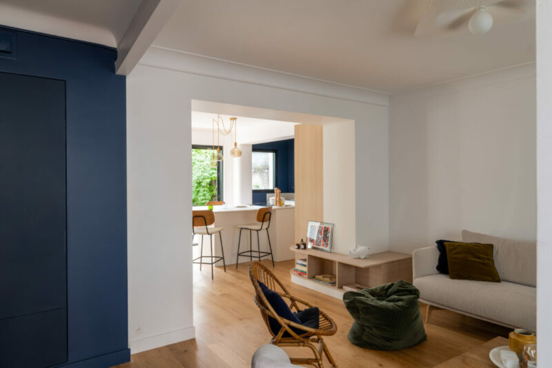 une cuisine bois et bleue, ouverte avec un ilot central 