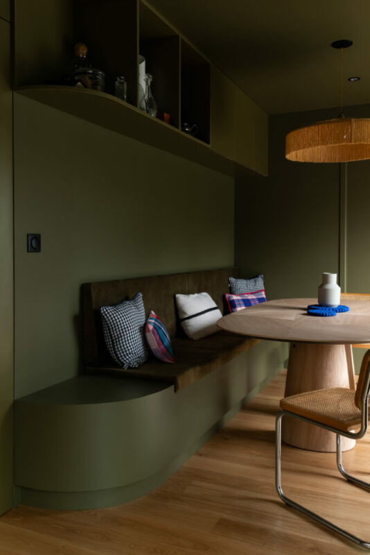 Séjour optimisé avec  une bibliothèque sur mesure et circulation millimétrée, rénovation d’appartement à Nantes, Stéphanie Durand architecte