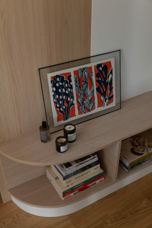 une cuisine bois et bleue, ouverte avec un ilot central  et un meuble tele qui fait la jonction une renovation sur mesure milimetrée 