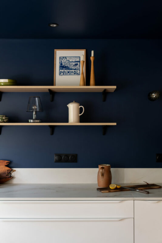 une cuisine bois et bleue, ouverte avec un ilot central