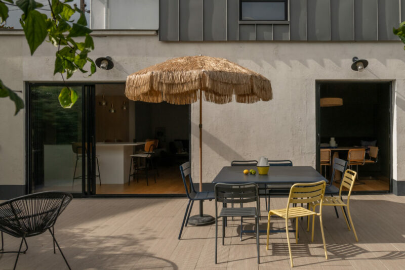 Séjour optimisé avec  une bibliothèque sur mesure et circulation millimétrée, rénovation d'une maison à Nantes