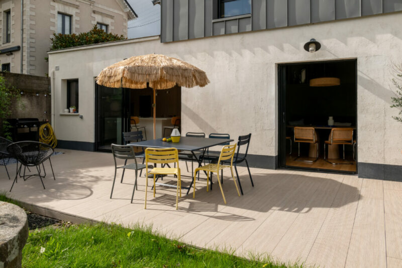 Séjour optimisé avec  une bibliothèque sur mesure et circulation millimétrée, rénovation d'une maison à Nantes