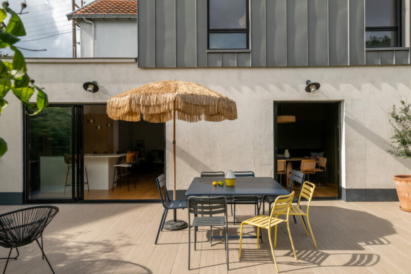 Séjour optimisé avec  une bibliothèque sur mesure et circulation millimétrée, rénovation d'une maison à Nantes