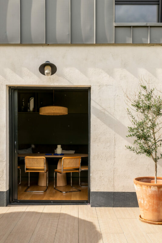 Séjour optimisé avec  une bibliothèque sur mesure et circulation millimétrée, rénovation d'une maison à Nantes