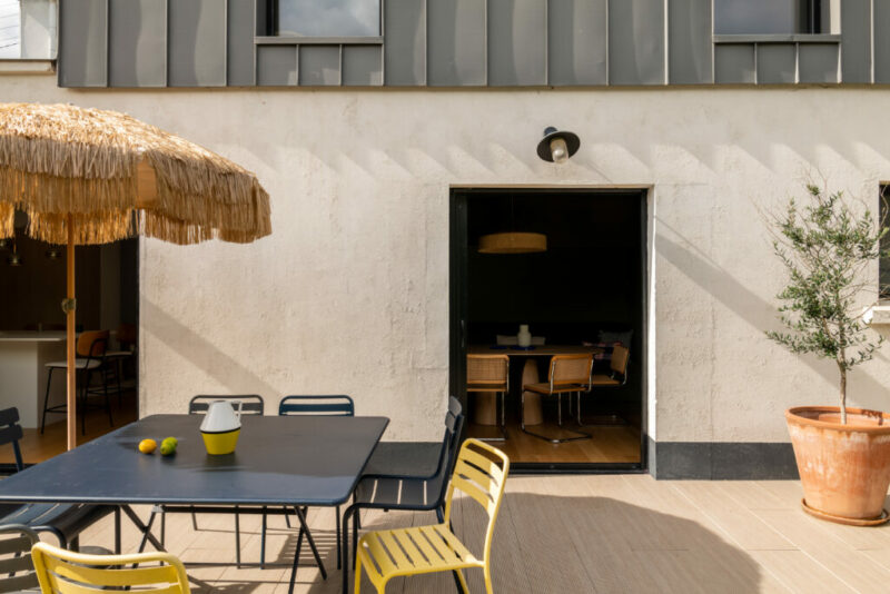 Séjour optimisé avec  une bibliothèque sur mesure et circulation millimétrée, rénovation d'une maison à Nantes