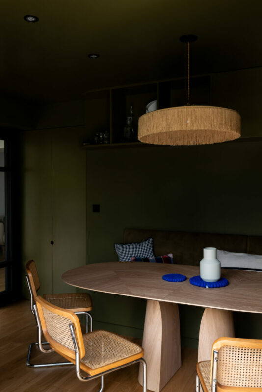 Séjour optimisé avec  une bibliothèque sur mesure et circulation millimétrée, rénovation d'une maison à Nantes