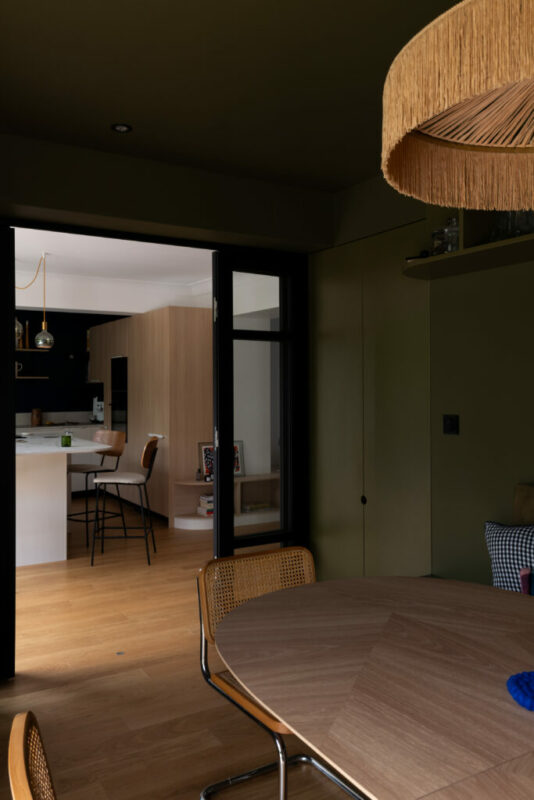 Séjour optimisé avec  une bibliothèque sur mesure et circulation millimétrée, rénovation d'une maison à Nantes