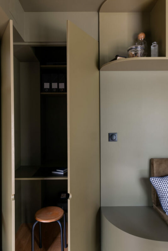 Séjour optimisé avec  une bibliothèque sur mesure et circulation millimétrée, rénovation d'une maison à Nantes