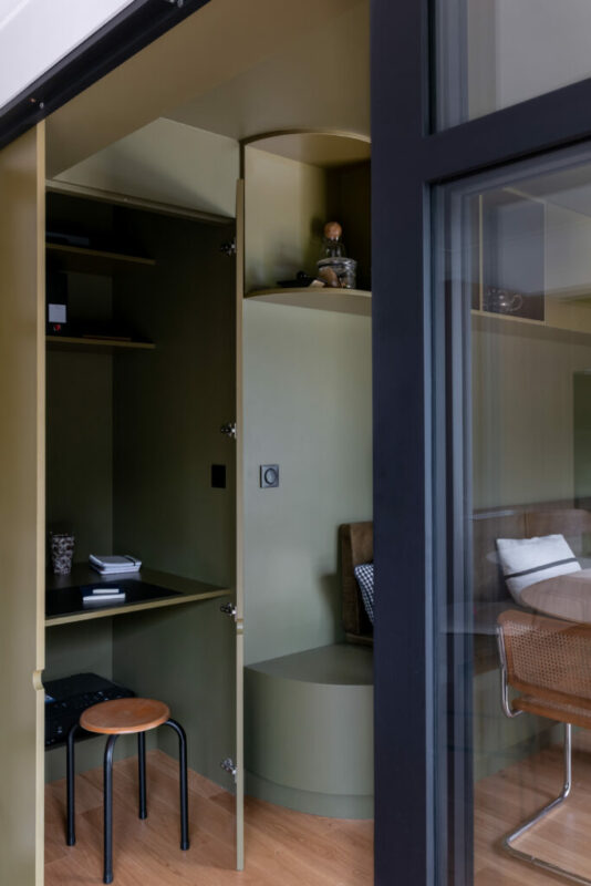 Séjour optimisé avec  une bibliothèque sur mesure et circulation millimétrée, rénovation d'une maison à Nantes