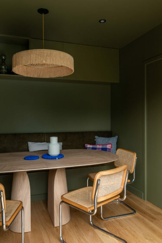 Séjour optimisé avec  une bibliothèque sur mesure et circulation millimétrée, rénovation d’appartement à Nantes, Stéphanie Durand architecte