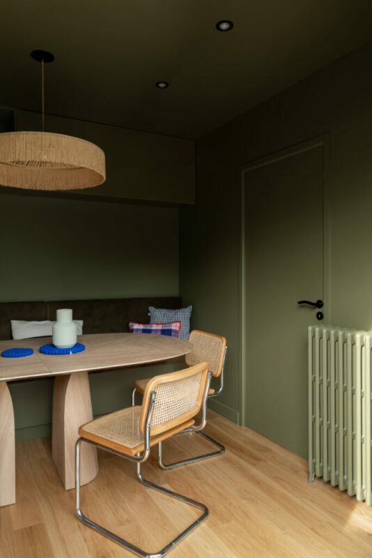 une salle a manger murs plafond de la meme couleur ! brench kaki meuble sur mesure avec une banquette pleine de rangements 